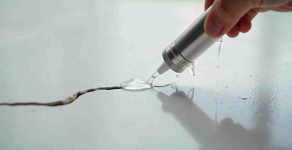Un technicien en tenue professionnelle inspecte de dos une fissure dans un mur ancien à l'aide d'une lampe torche dans un environnement de travail réaliste